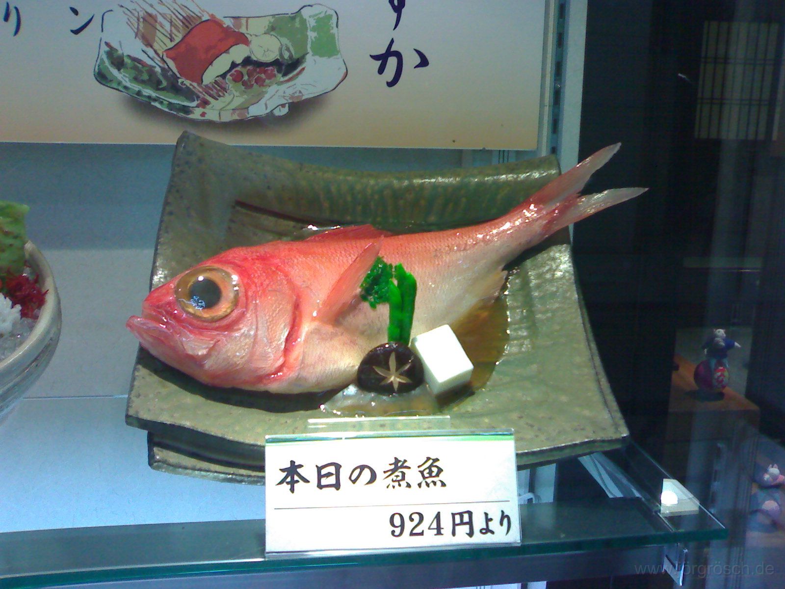 20071014 fischmitauge.jpg - Fisch im Restaurant, Bahnhof von Osaka/大阪駅